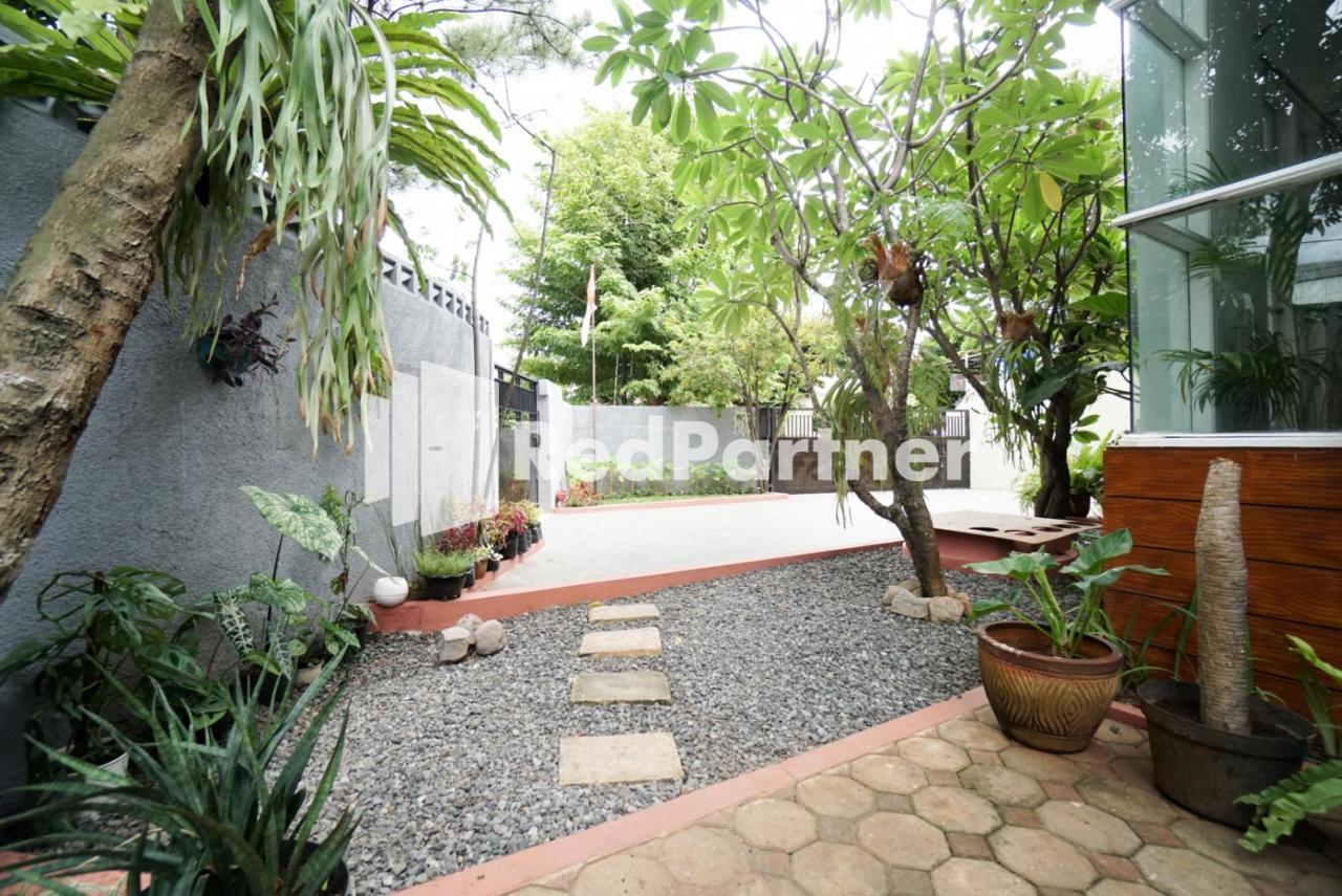 Hotel Fazza Syariah Mitra Reddoorz Yakarta Exterior foto
