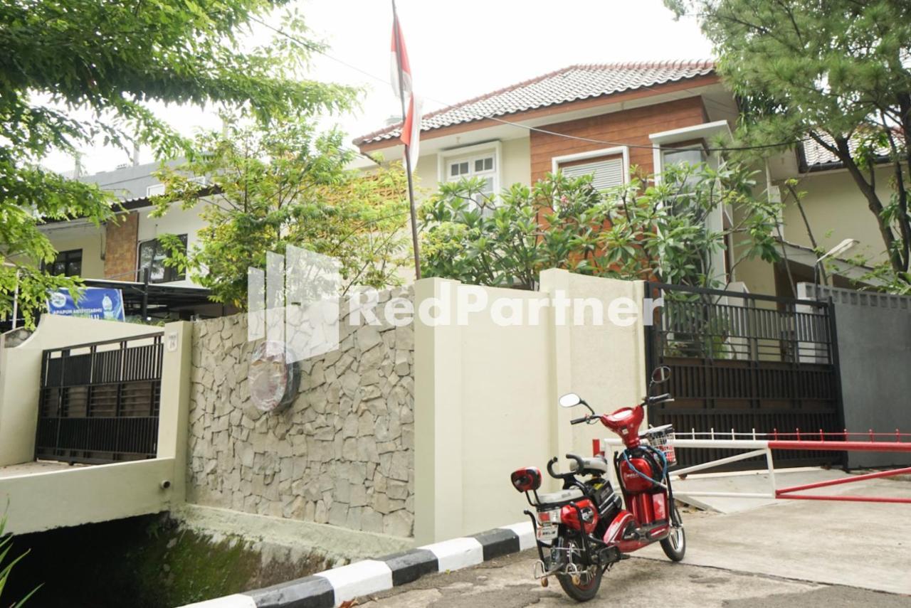 Hotel Fazza Syariah Mitra Reddoorz Yakarta Exterior foto